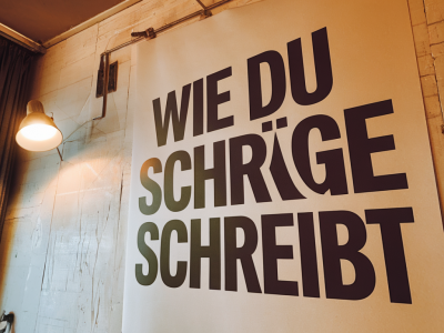 wie du schräge schriftzüge (oblique) für plakate so konstruierst, dass sie lesbar bleiben und drucktechnisch funktionieren